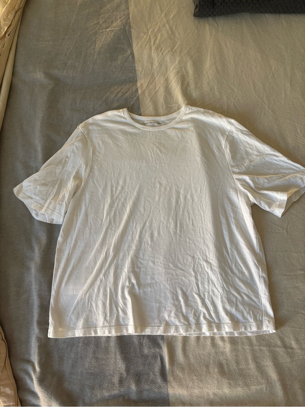 Banana Republic Classic White Crewneck T-Shirt - Brand Unknown